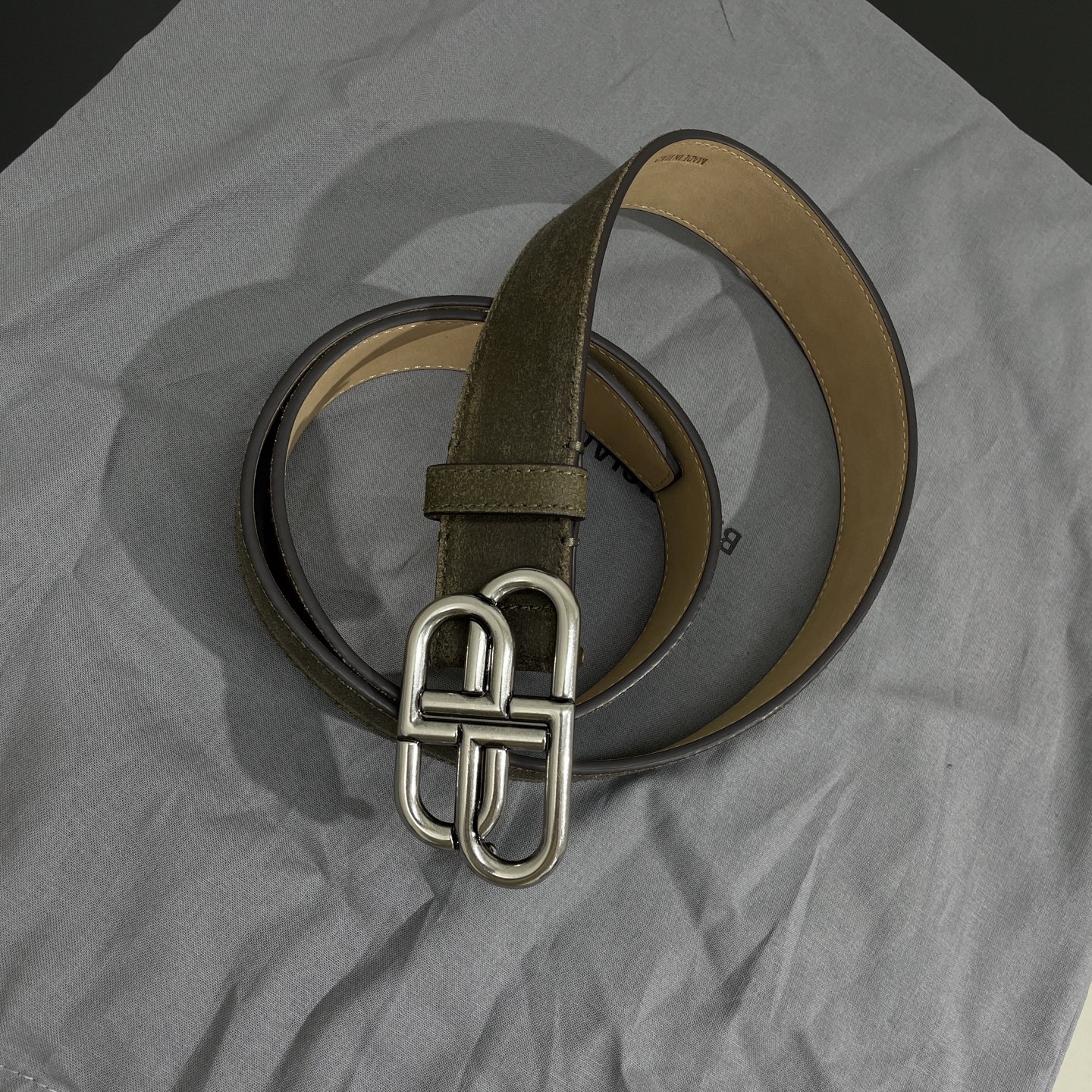 𝐵𝑎𝑙𝑒𝑛𝑐𝑖𝑎𝑔*25新品秀款宽大皮带
天然鞣制牛皮革
做旧银色锁扣品牌标识金属配件
同色系皮圈
用软