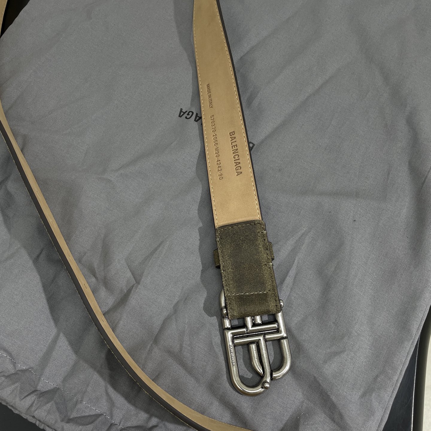 𝐵𝑎𝑙𝑒𝑛𝑐𝑖𝑎𝑔*25新品秀款宽大皮带
天然鞣制牛皮革
做旧银色锁扣品牌标识金属配件
同色系皮圈
用软
