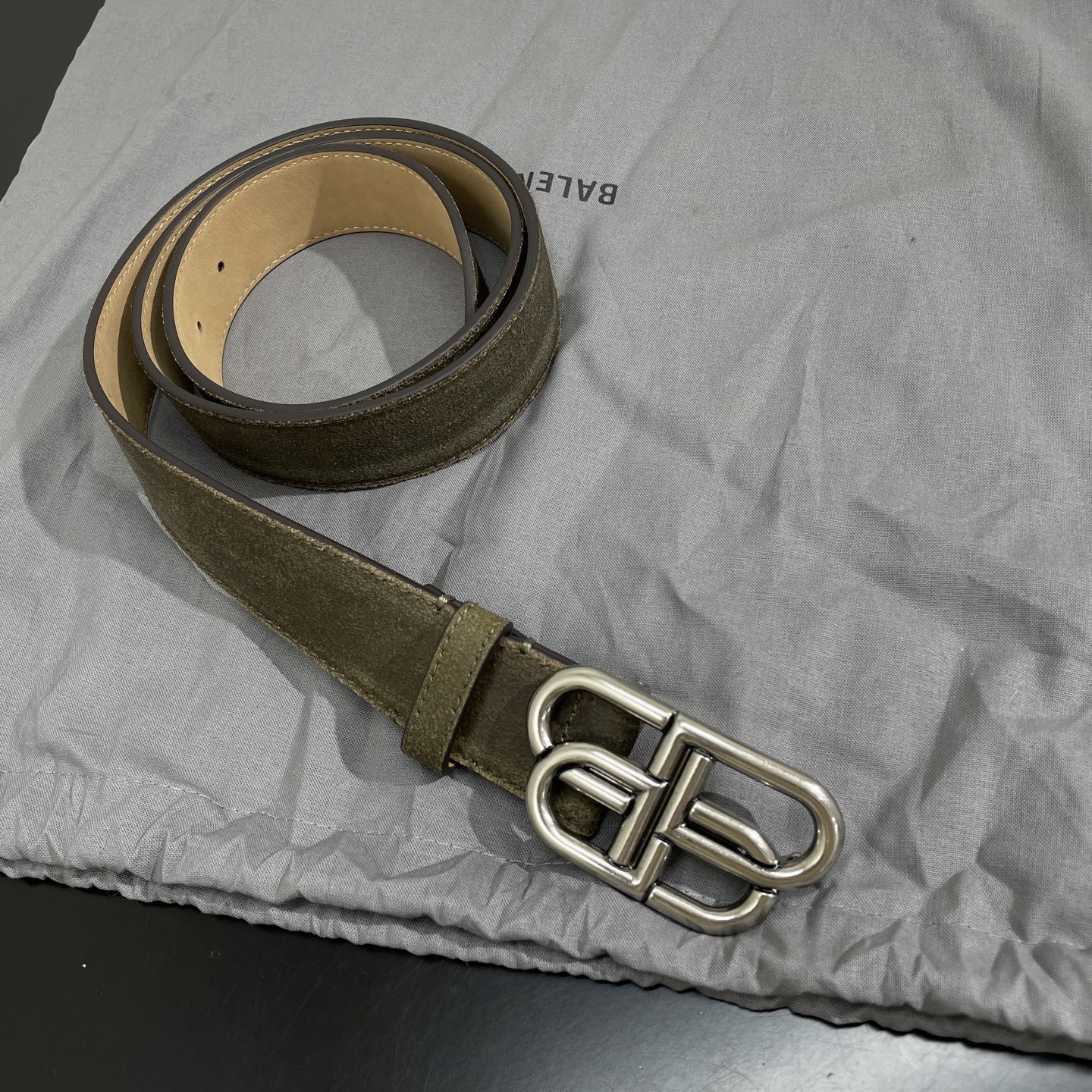 𝐵𝑎𝑙𝑒𝑛𝑐𝑖𝑎𝑔*25新品秀款宽大皮带
天然鞣制牛皮革
做旧银色锁扣品牌标识金属配件
同色系皮圈
用软
