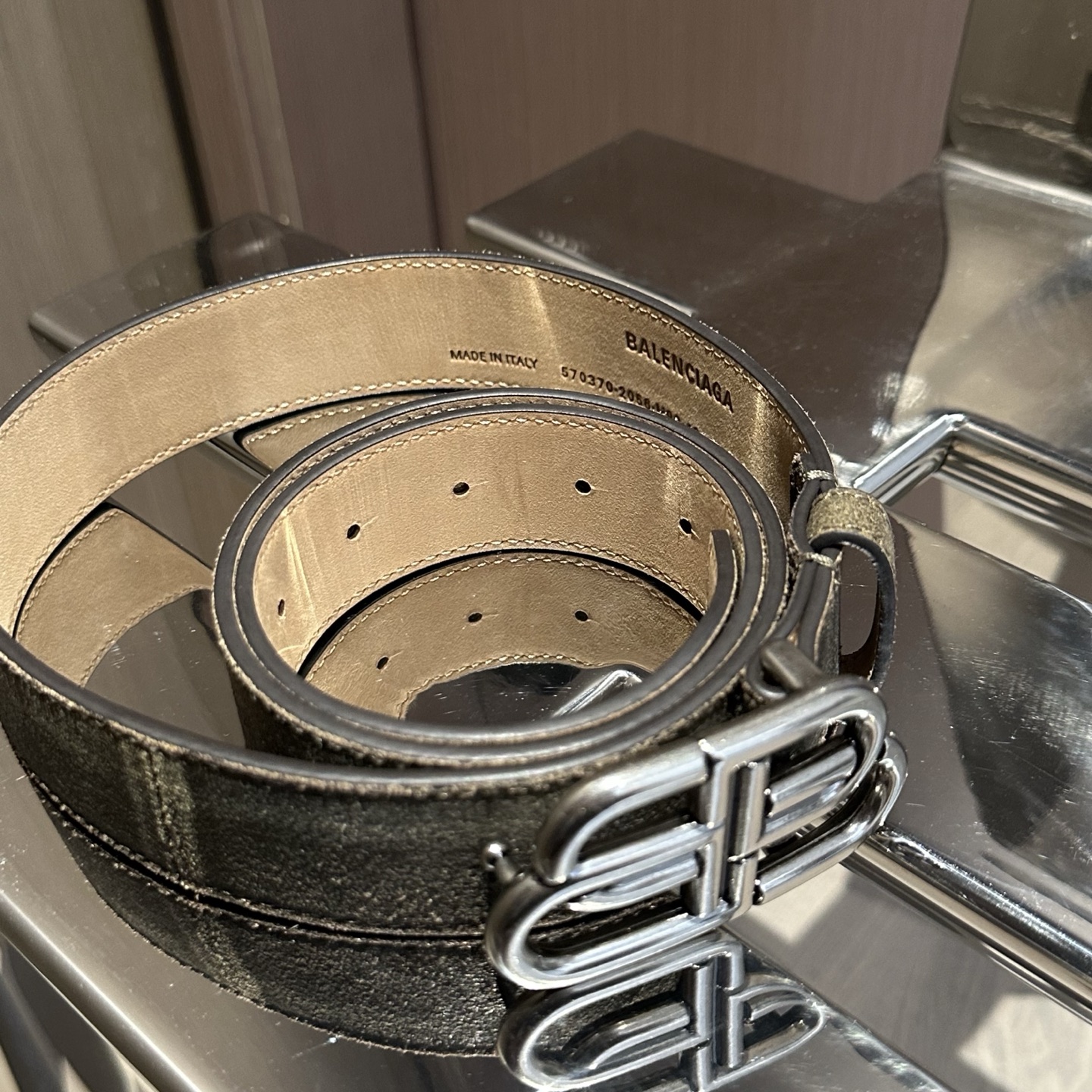 𝐵𝑎𝑙𝑒𝑛𝑐𝑖𝑎𝑔*25新品秀款宽大皮带
天然鞣制牛皮革
做旧银色锁扣品牌标识金属配件
同色系皮圈
用软