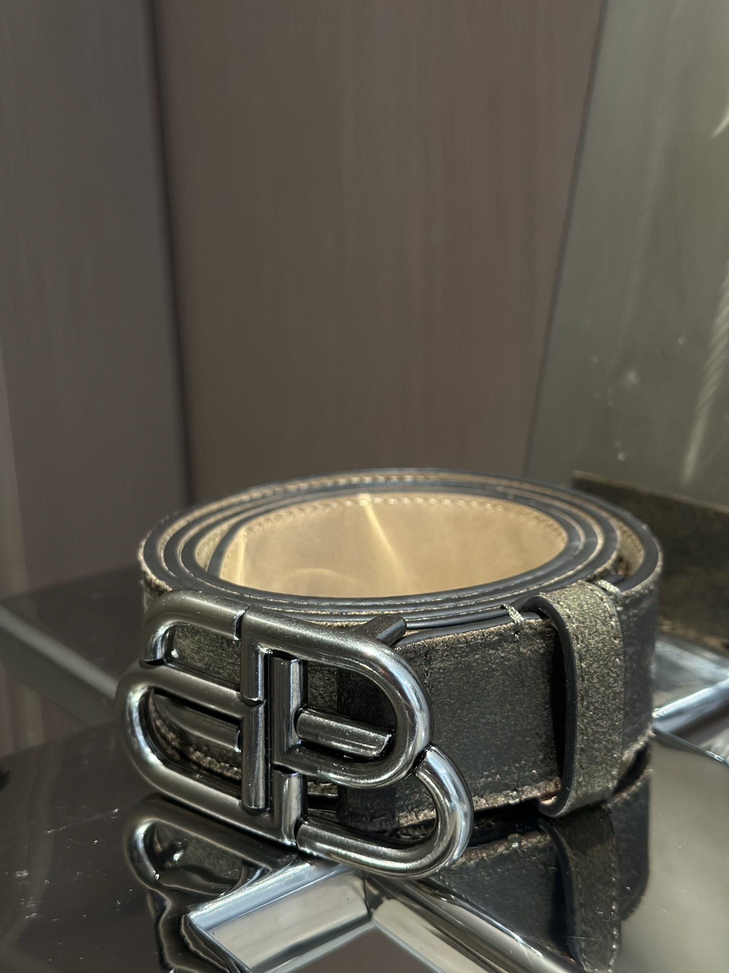 𝐵𝑎𝑙𝑒𝑛𝑐𝑖𝑎𝑔*25新品秀款宽大皮带
天然鞣制牛皮革
做旧银色锁扣品牌标识金属配件
同色系皮圈
用软