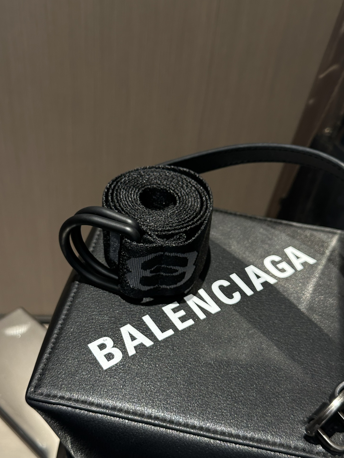 𝐵𝑎𝑙𝑒𝑛𝑐𝑖𝑎𝑔*25新品秀款织带长款皮带
定制产品
做旧银色锁扣品牌标识金属配件
同色系皮圈
用软布
