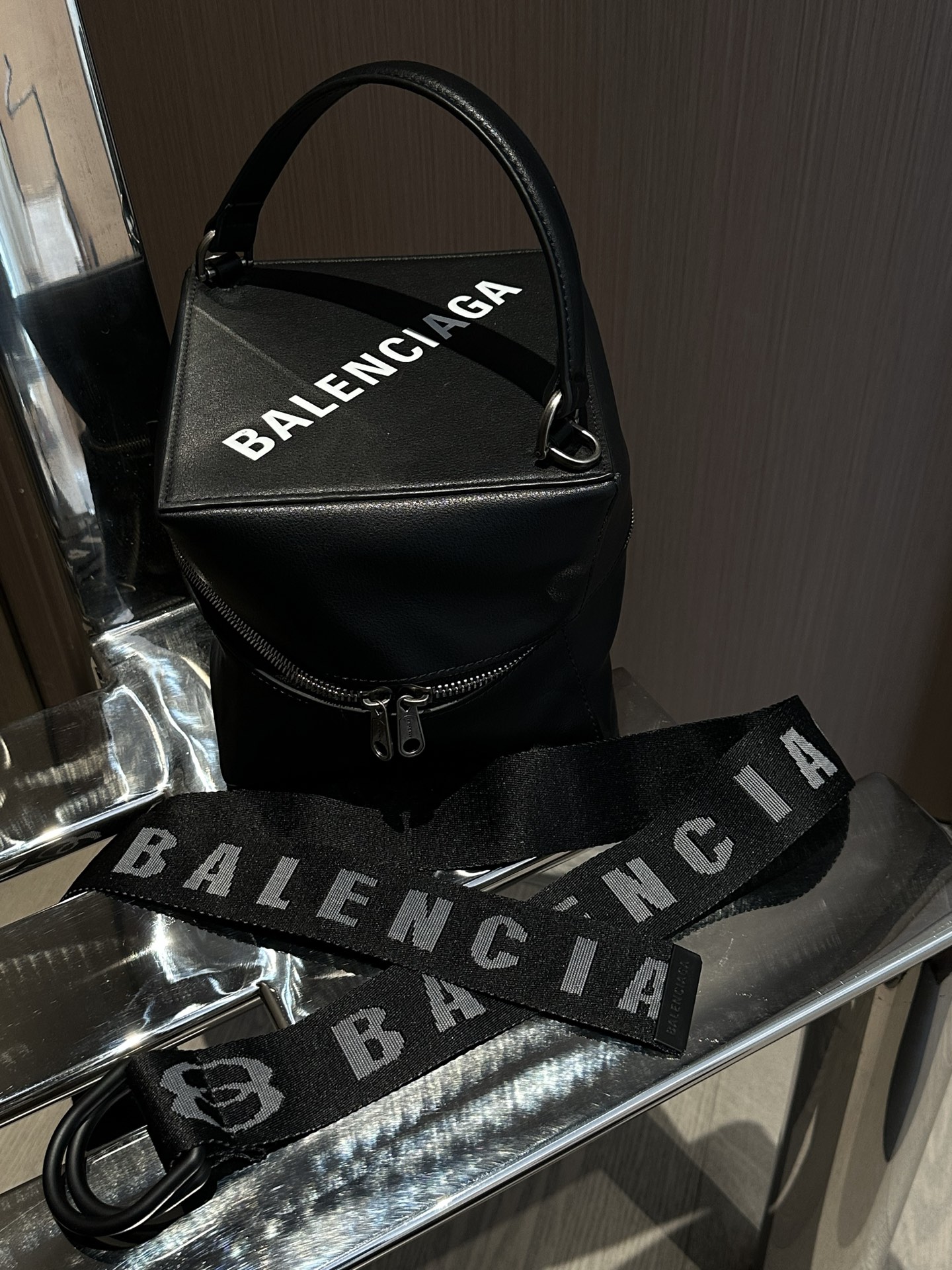 𝐵𝑎𝑙𝑒𝑛𝑐𝑖𝑎𝑔*25新品秀款织带长款皮带
定制产品
做旧银色锁扣品牌标识金属配件
同色系皮圈
用软布