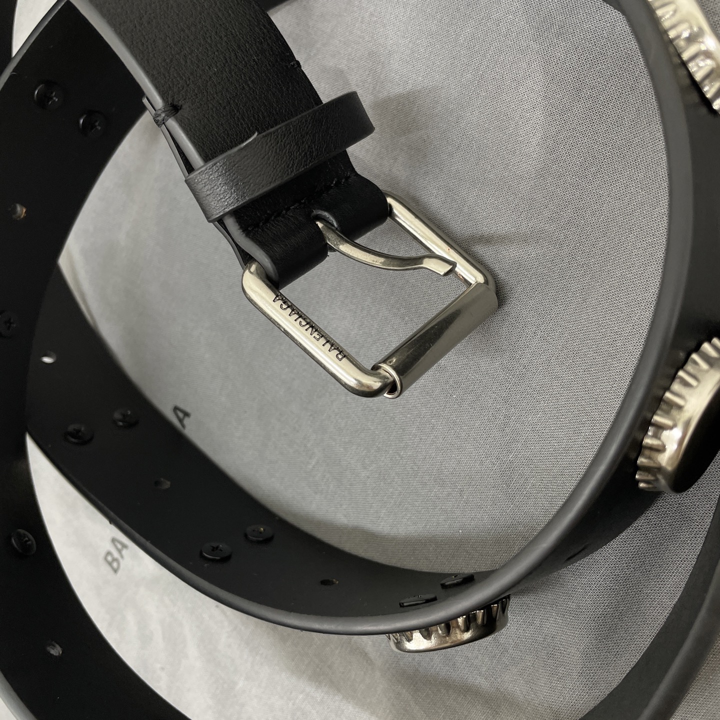 𝐵𝑎𝑙𝑒𝑛𝑐𝑖𝑎𝑔*25新品秀款宽大瓶盖皮带
天然鞣制牛皮革
做旧银色锁扣品牌标识金属配件
同色系皮圈
