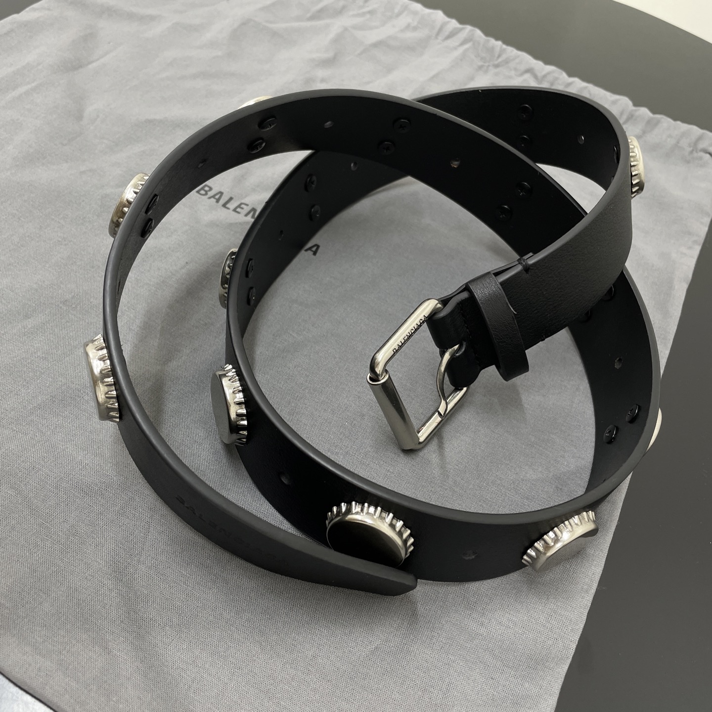 𝐵𝑎𝑙𝑒𝑛𝑐𝑖𝑎𝑔*25新品秀款宽大瓶盖皮带
天然鞣制牛皮革
做旧银色锁扣品牌标识金属配件
同色系皮圈
