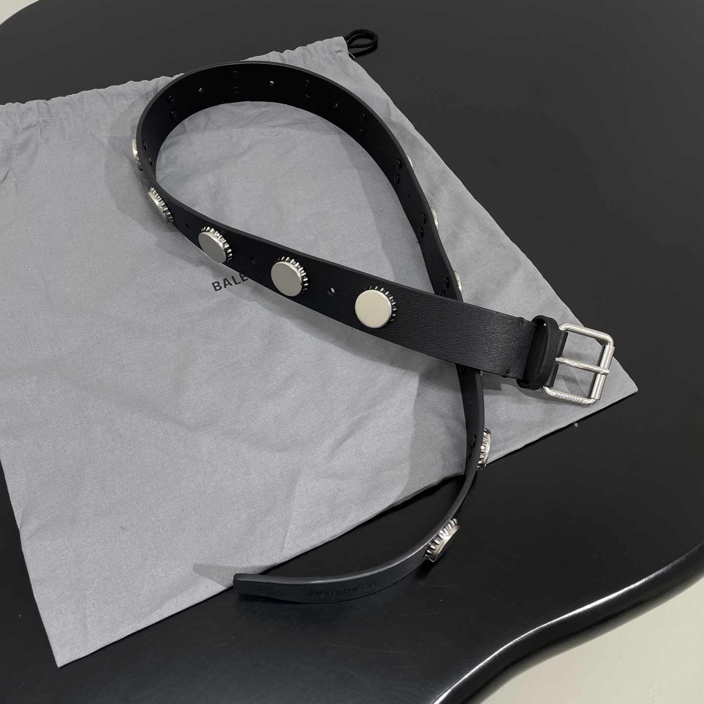 𝐵𝑎𝑙𝑒𝑛𝑐𝑖𝑎𝑔*25新品秀款宽大瓶盖皮带
天然鞣制牛皮革
做旧银色锁扣品牌标识金属配件
同色系皮圈
