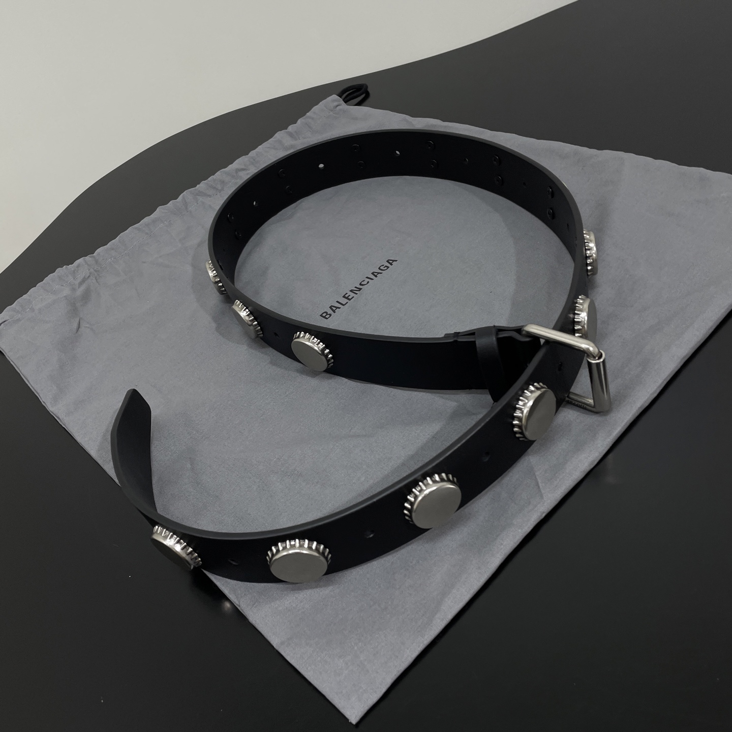 𝐵𝑎𝑙𝑒𝑛𝑐𝑖𝑎𝑔*25新品秀款宽大瓶盖皮带
天然鞣制牛皮革
做旧银色锁扣品牌标识金属配件
同色系皮圈
