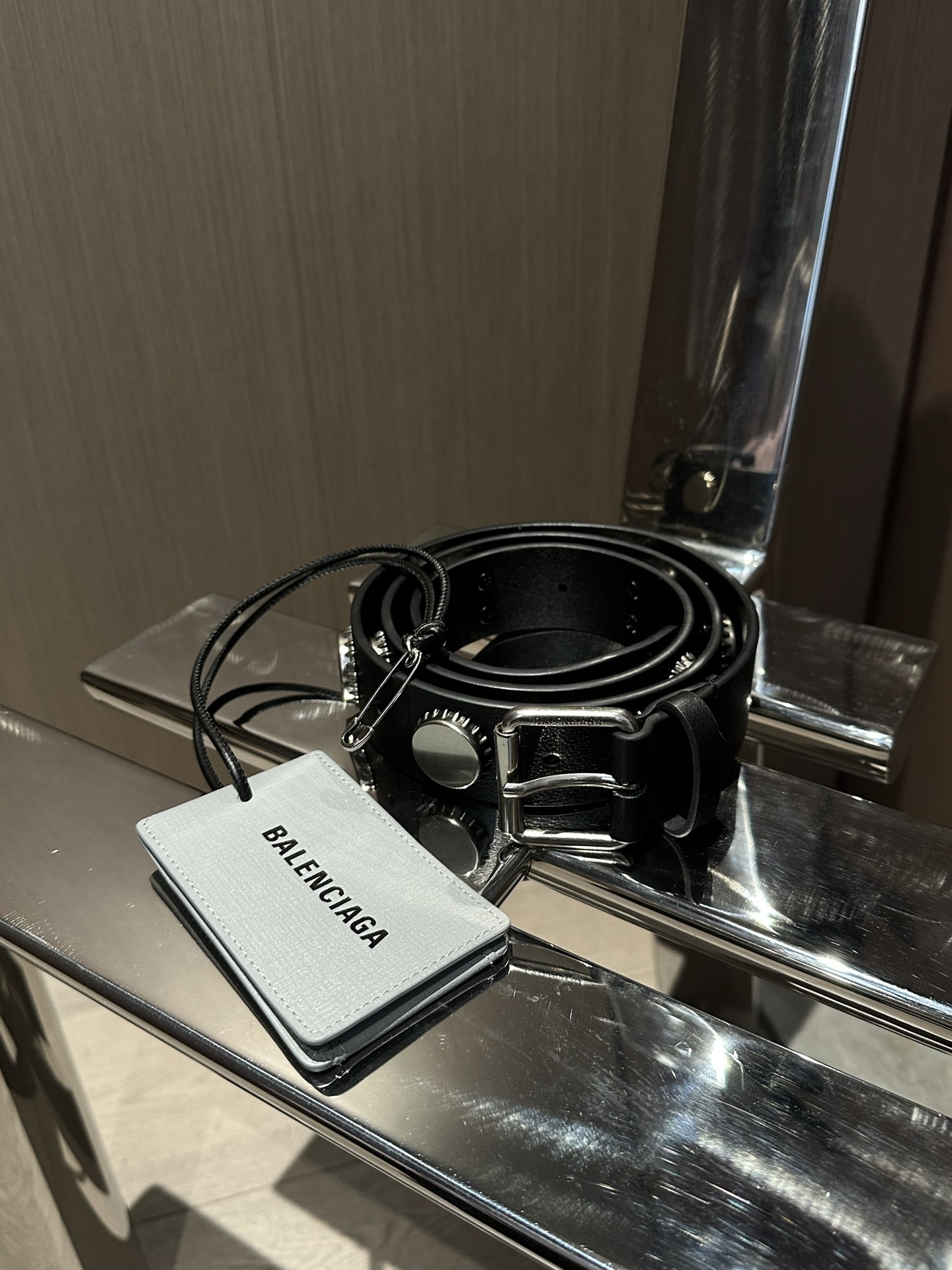 𝐵𝑎𝑙𝑒𝑛𝑐𝑖𝑎𝑔*25新品秀款宽大瓶盖皮带
天然鞣制牛皮革
做旧银色锁扣品牌标识金属配件
同色系皮圈

