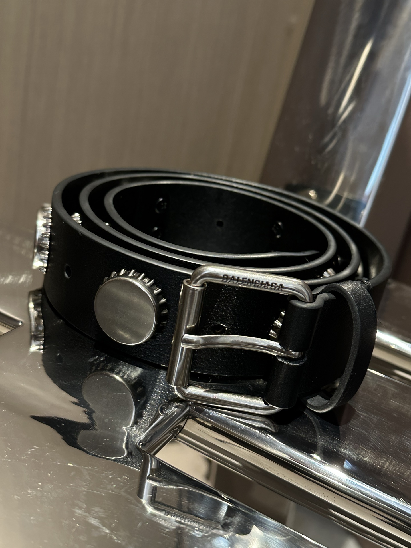 𝐵𝑎𝑙𝑒𝑛𝑐𝑖𝑎𝑔*25新品秀款宽大瓶盖皮带
天然鞣制牛皮革
做旧银色锁扣品牌标识金属配件
同色系皮圈
