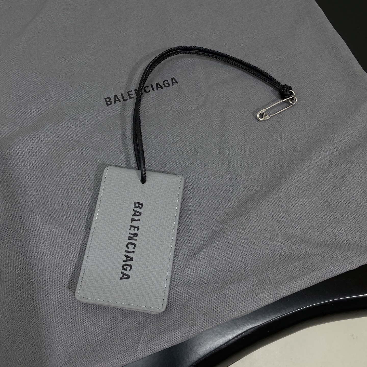 𝐵𝑎𝑙𝑒𝑛𝑐𝑖𝑎𝑔*25新品秀款吊牌胸针挂件🧷
天然鞣制牛皮革
做旧银色锁扣品牌标识金属配件
可以做胸针