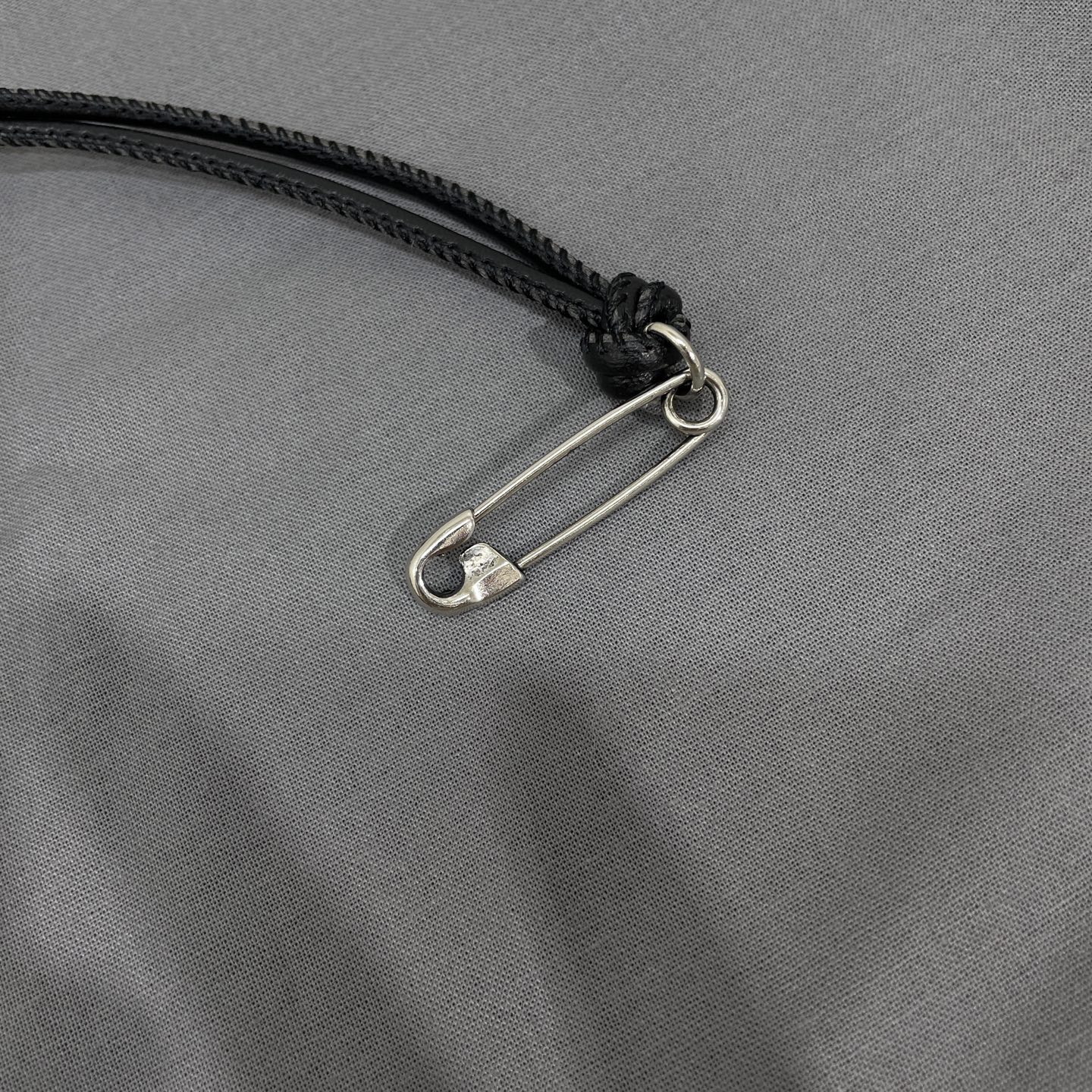 𝐵𝑎𝑙𝑒𝑛𝑐𝑖𝑎𝑔*25新品秀款吊牌胸针挂件🧷
天然鞣制牛皮革
做旧银色锁扣品牌标识金属配件
可以做胸针