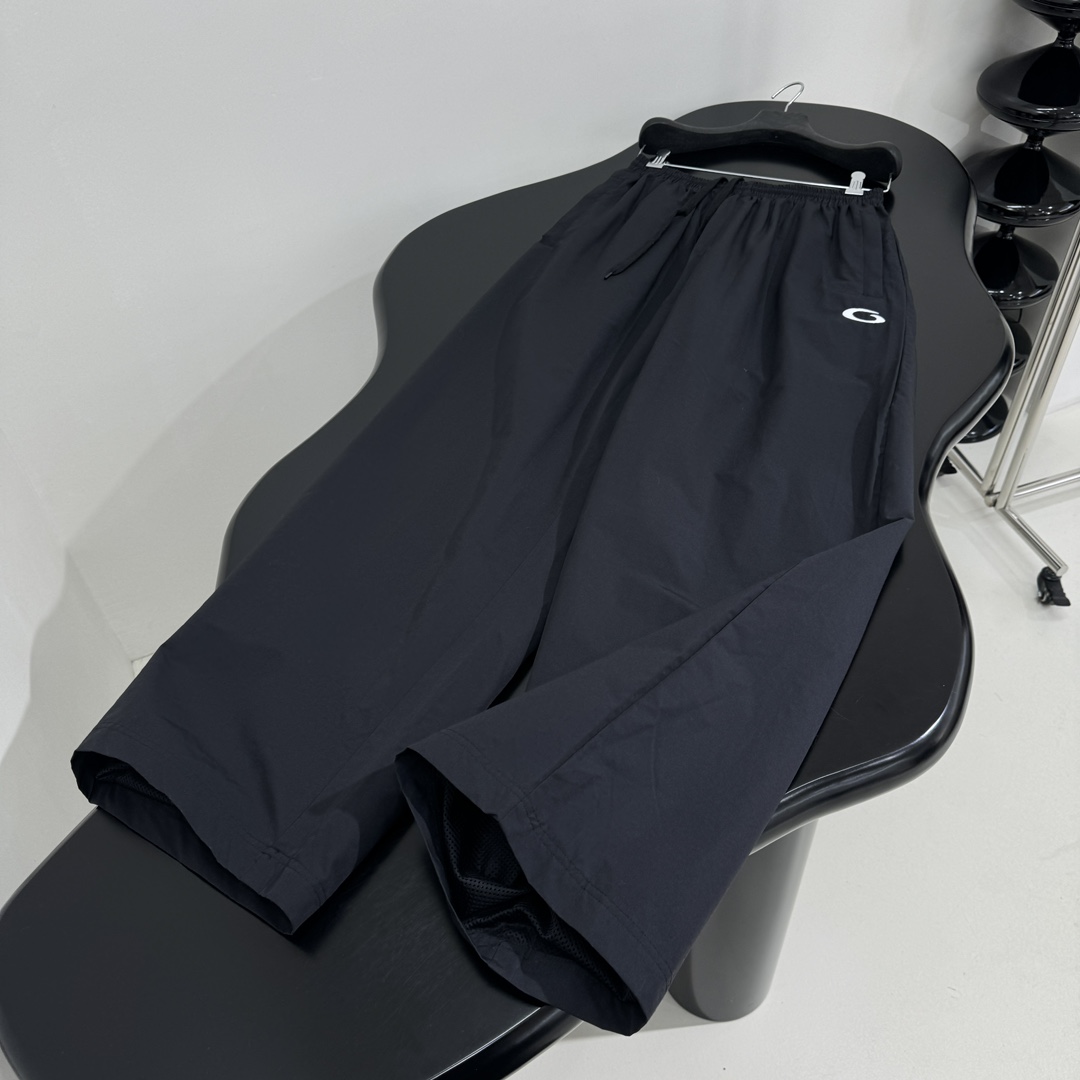 𝐵𝑎𝑙𝑒𝑛𝑐𝑖𝑎𝑔*新品LOOP SPORTS ICON廓形夹克
独家定制科技府绸面料
大号版型饰片结构