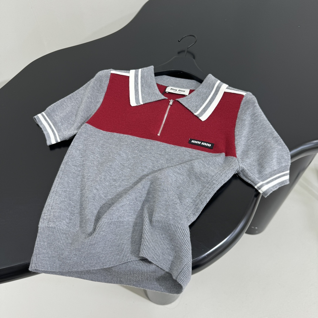 𝑚𝑖𝑢～新品羊毛拼接Polo衫
柔软羊毛面料
撞色拼接图案
品牌标识刺绣徽标
撞色条纹饰边
Polo领口