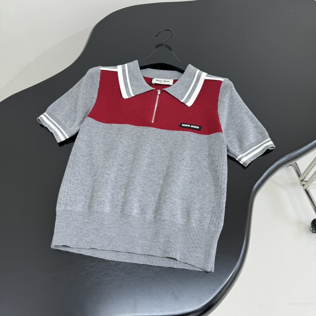 𝑚𝑖𝑢～新品羊毛拼接Polo衫
柔软羊毛面料
撞色拼接图案
品牌标识刺绣徽标
撞色条纹饰边
Polo领口