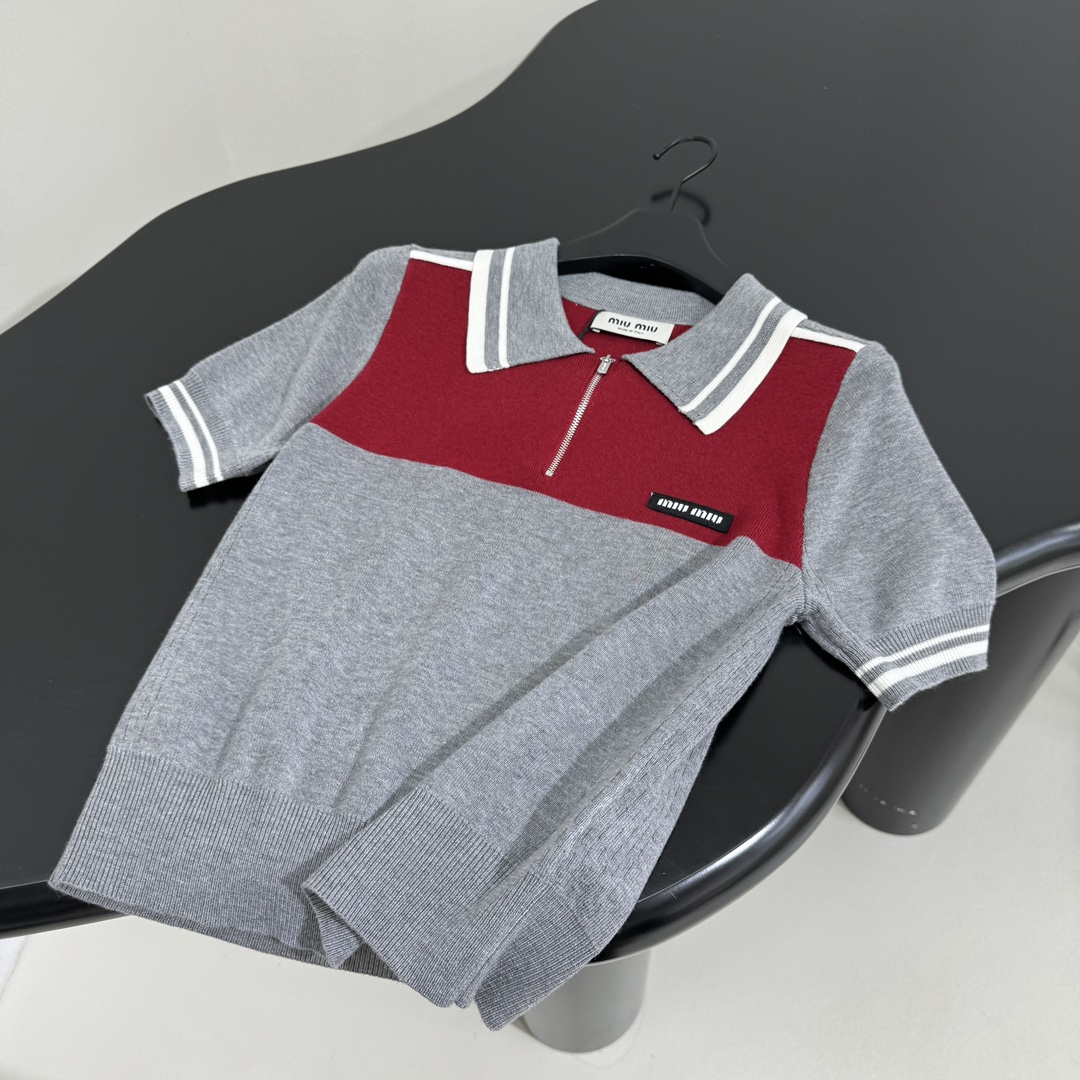 𝑚𝑖𝑢～新品羊毛拼接Polo衫
柔软羊毛面料
撞色拼接图案
品牌标识刺绣徽标
撞色条纹饰边
Polo领口