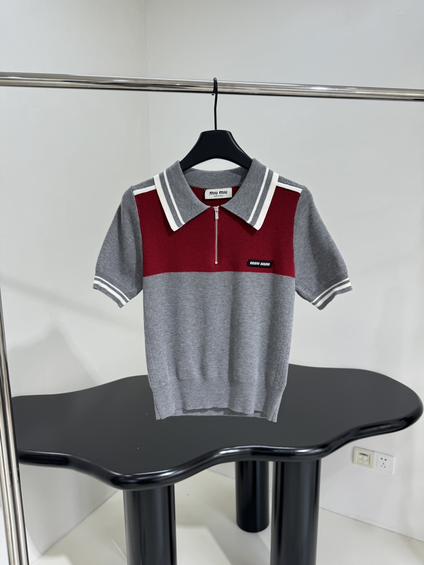 𝑚𝑖𝑢～新品羊毛拼接Polo衫
柔软羊毛面料
撞色拼接图案
品牌标识刺绣徽标
撞色条纹饰边
Polo领口