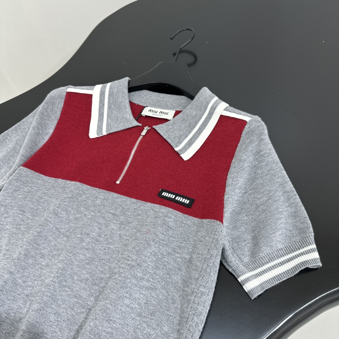 𝑚𝑖𝑢～新品羊毛拼接Polo衫
柔软羊毛面料
撞色拼接图案
品牌标识刺绣徽标
撞色条纹饰边
Polo领口
