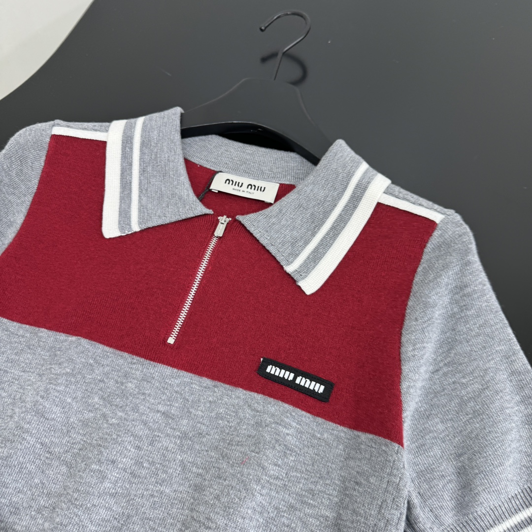 𝑚𝑖𝑢～新品羊毛拼接Polo衫
柔软羊毛面料
撞色拼接图案
品牌标识刺绣徽标
撞色条纹饰边
Polo领口