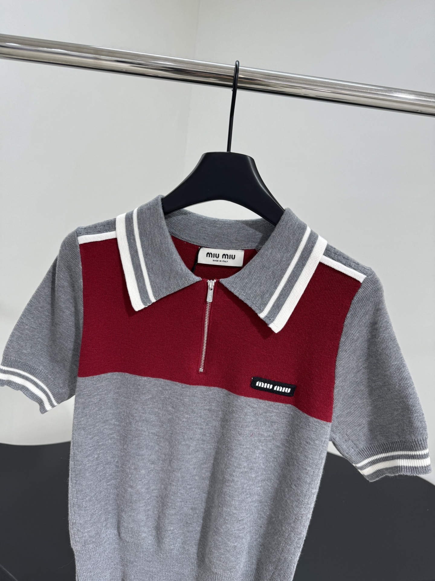 𝑚𝑖𝑢～新品羊毛拼接Polo衫
柔软羊毛面料
撞色拼接图案
品牌标识刺绣徽标
撞色条纹饰边
Polo领口