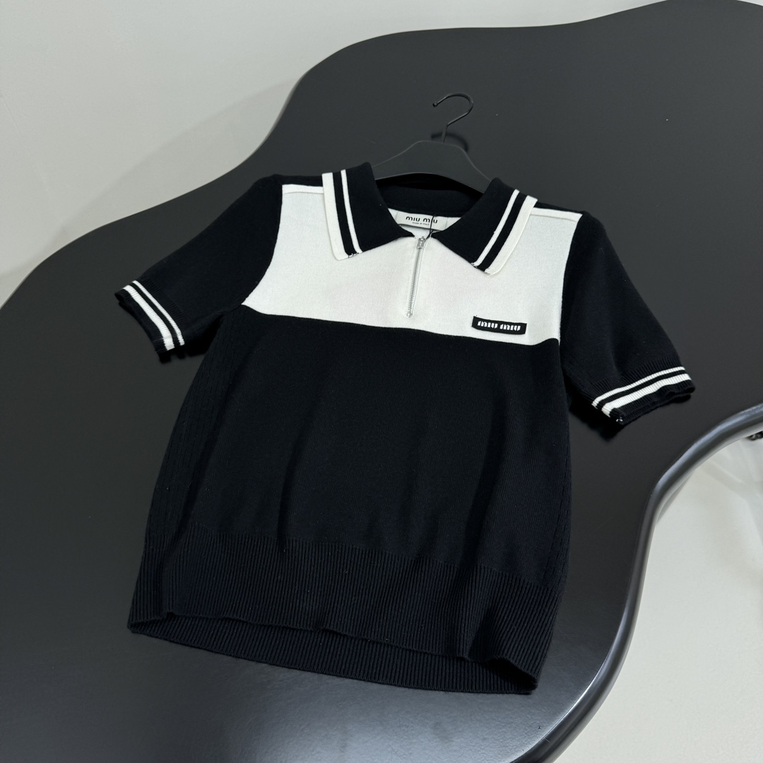 𝑚𝑖𝑢～新品羊毛拼接Polo衫
柔软羊毛面料
撞色拼接图案
品牌标识刺绣徽标
撞色条纹饰边
Polo领口