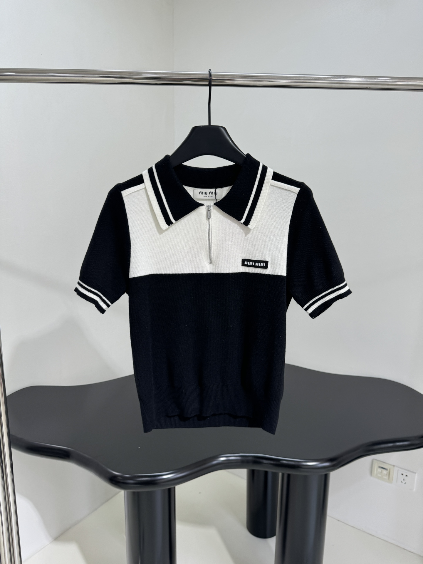 𝑚𝑖𝑢～新品羊毛拼接Polo衫
柔软羊毛面料
撞色拼接图案
品牌标识刺绣徽标
撞色条纹饰边
Polo领口
