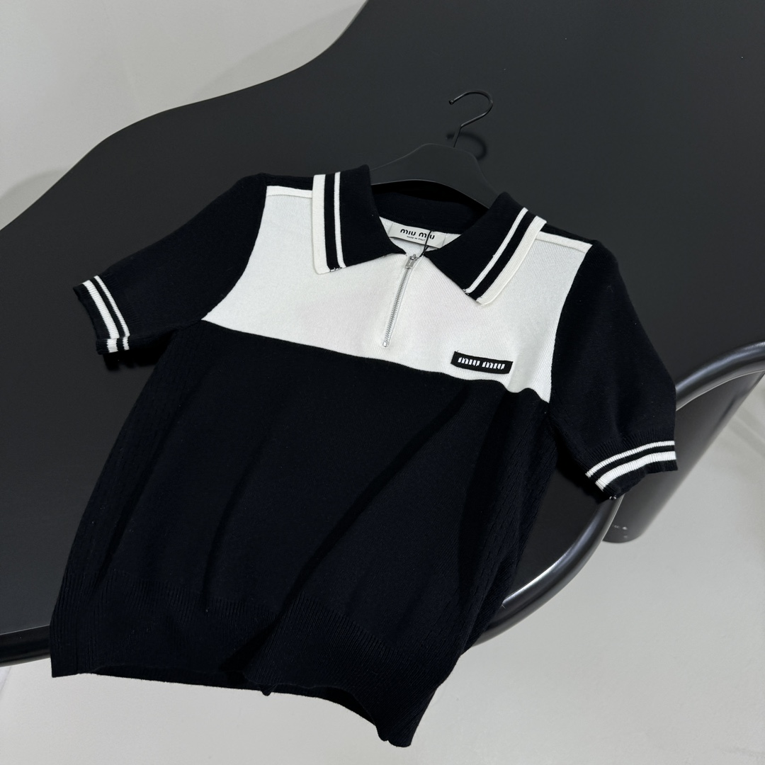 𝑚𝑖𝑢～新品羊毛拼接Polo衫
柔软羊毛面料
撞色拼接图案
品牌标识刺绣徽标
撞色条纹饰边
Polo领口