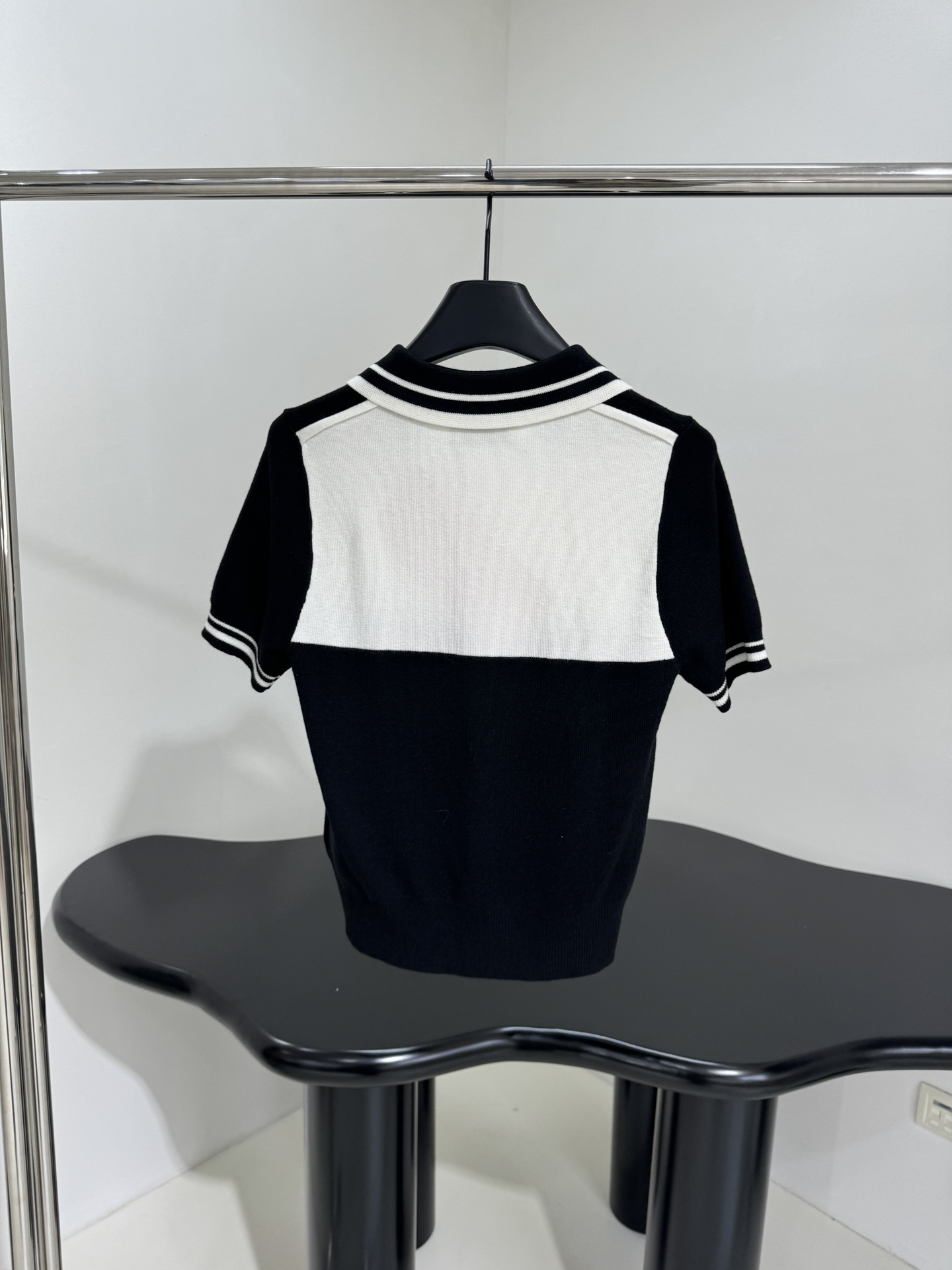 𝑚𝑖𝑢～新品羊毛拼接Polo衫
柔软羊毛面料
撞色拼接图案
品牌标识刺绣徽标
撞色条纹饰边
Polo领口