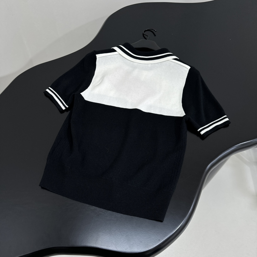 𝑚𝑖𝑢～新品羊毛拼接Polo衫
柔软羊毛面料
撞色拼接图案
品牌标识刺绣徽标
撞色条纹饰边
Polo领口