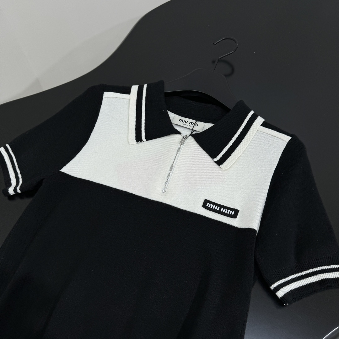 𝑚𝑖𝑢～新品羊毛拼接Polo衫
柔软羊毛面料
撞色拼接图案
品牌标识刺绣徽标
撞色条纹饰边
Polo领口
