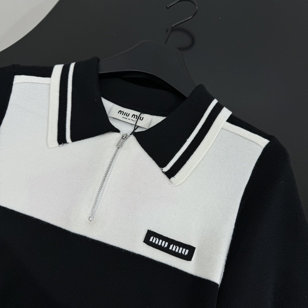 𝑚𝑖𝑢～新品羊毛拼接Polo衫
柔软羊毛面料
撞色拼接图案
品牌标识刺绣徽标
撞色条纹饰边
Polo领口