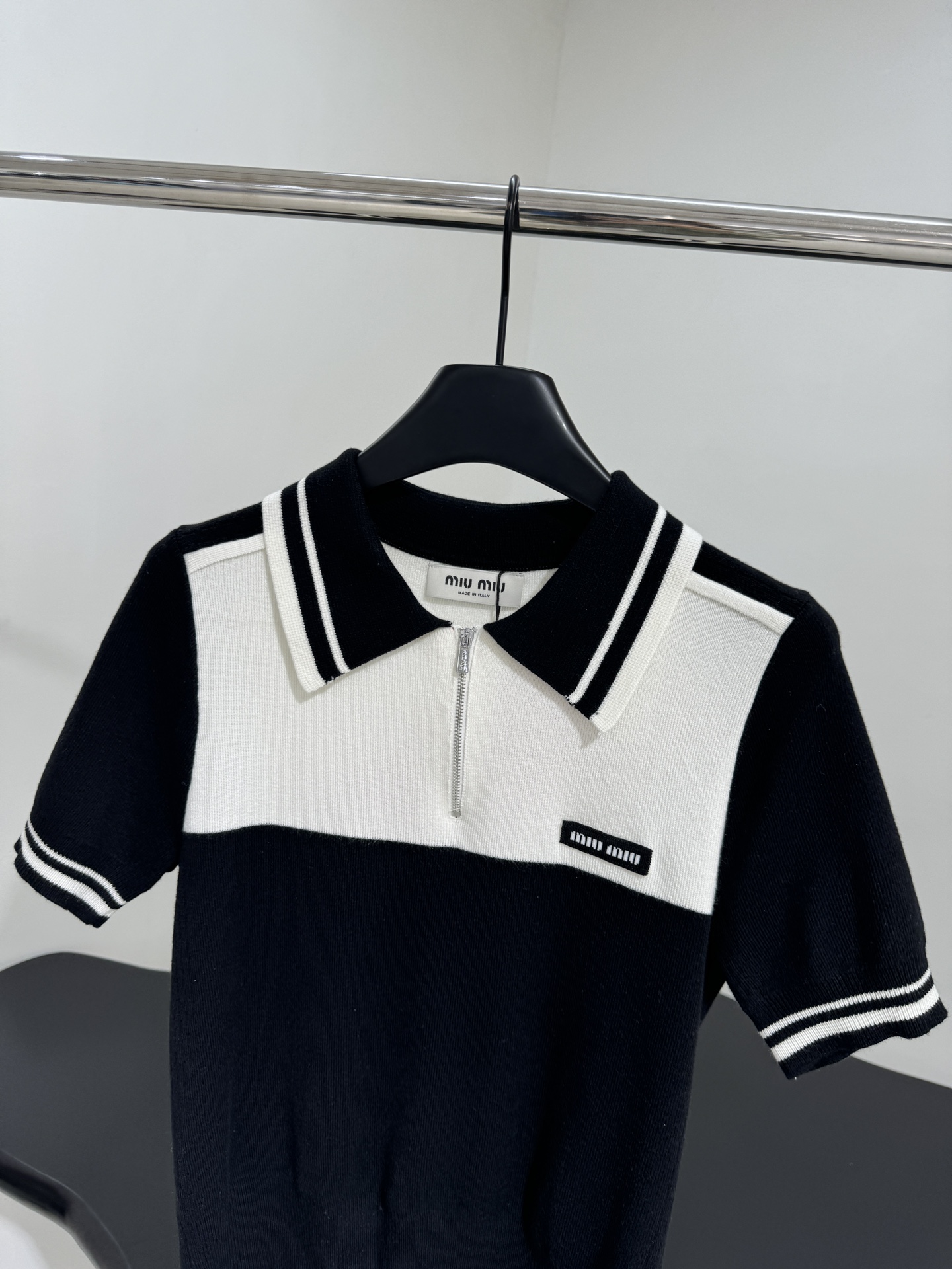 𝑚𝑖𝑢～新品羊毛拼接Polo衫
柔软羊毛面料
撞色拼接图案
品牌标识刺绣徽标
撞色条纹饰边
Polo领口