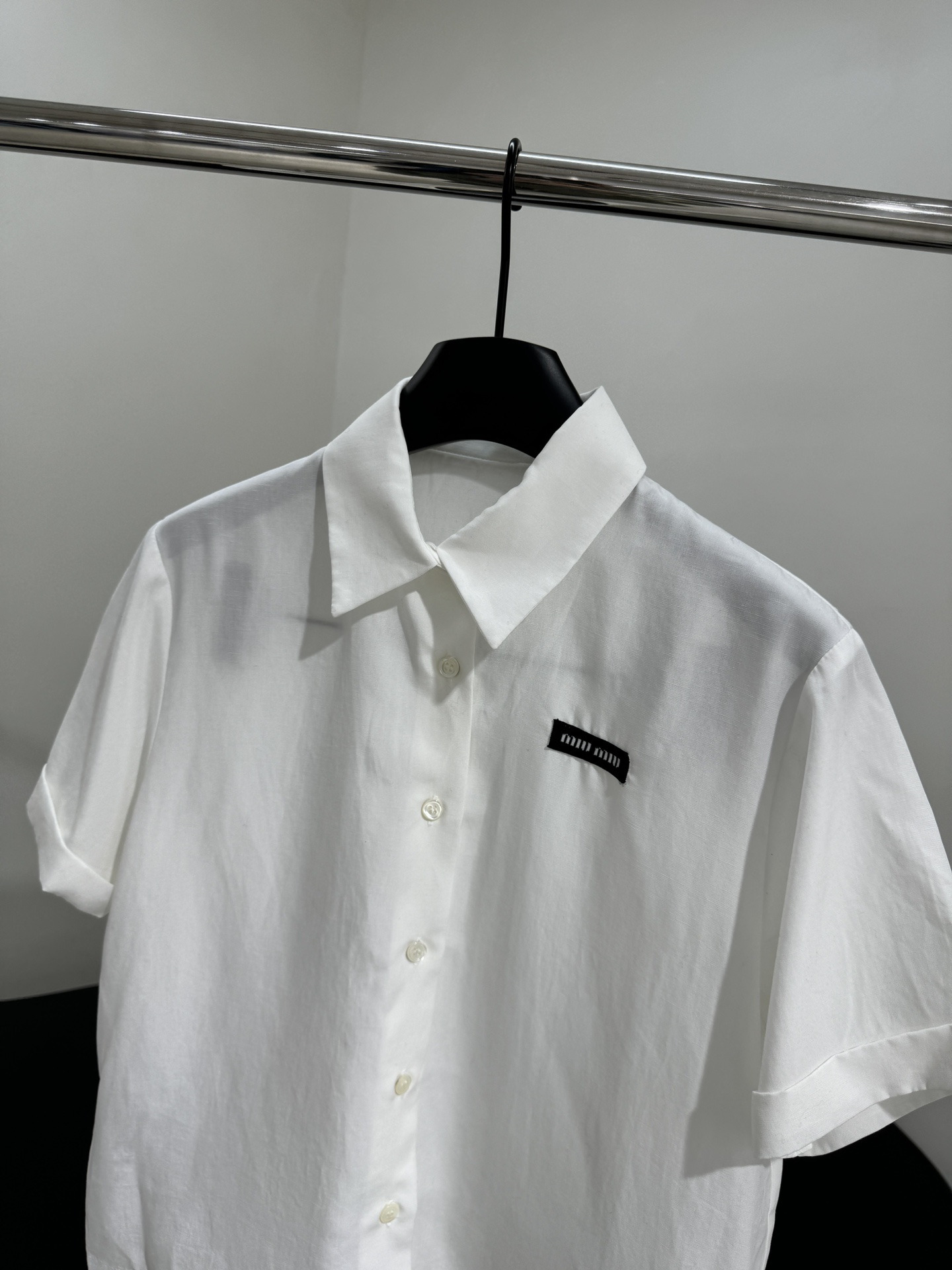 𝑚𝑖𝑢～25早春新品竹节府绸质感衬衫
采用顺滑府绸面料制作
胸前饰有品牌标识贴饰
衬衫领口 纽扣开合
卷