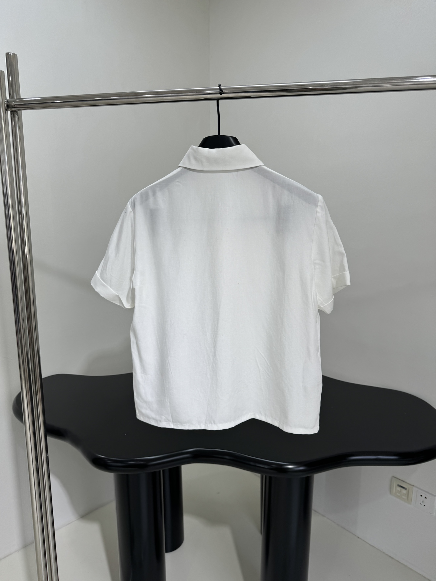 𝑚𝑖𝑢～25早春新品竹节府绸质感衬衫
采用顺滑府绸面料制作
胸前饰有品牌标识贴饰
衬衫领口 纽扣开合
卷