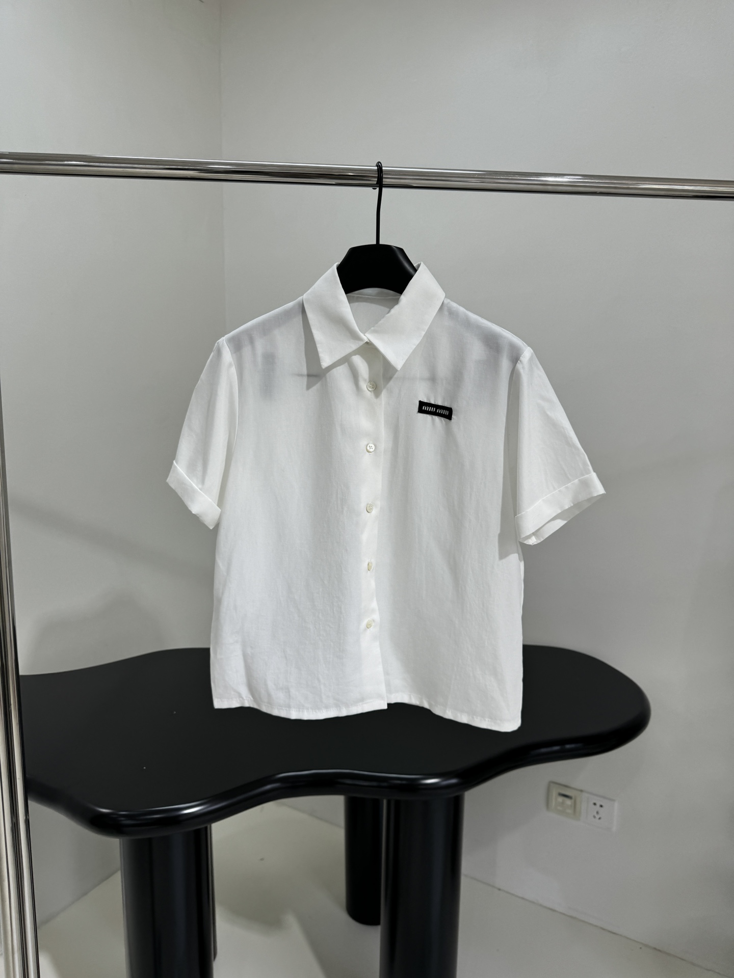 𝑚𝑖𝑢～25早春新品竹节府绸质感衬衫
采用顺滑府绸面料制作
胸前饰有品牌标识贴饰
衬衫领口 纽扣开合
卷