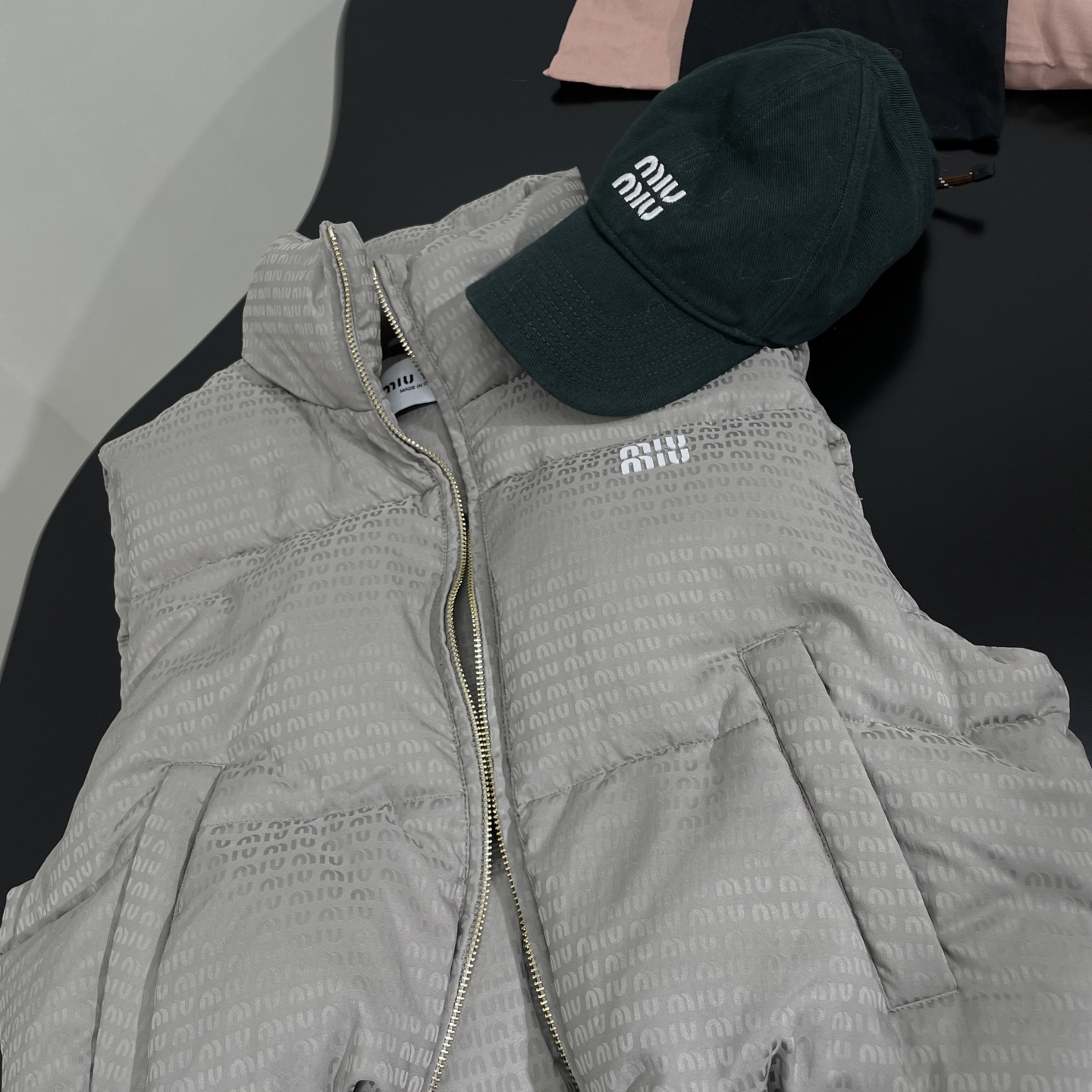 𝑚𝑖𝑢～25新品丹宁牛仔棒球帽
这款运动风格棒球帽选用丹宁牛仔打造
点缀着Miu徽标刺绣
后抽绳设计
男