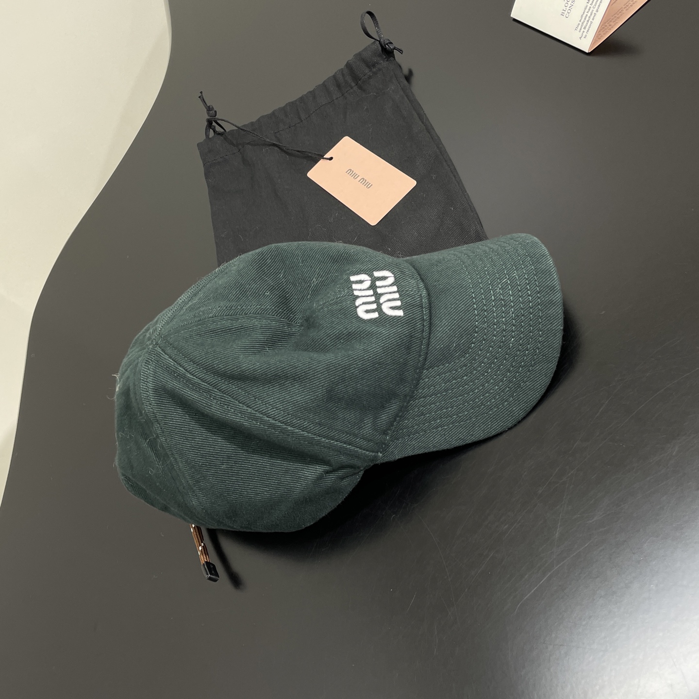 𝑚𝑖𝑢～25新品丹宁牛仔棒球帽
这款运动风格棒球帽选用丹宁牛仔打造
点缀着Miu徽标刺绣
后抽绳设计
男