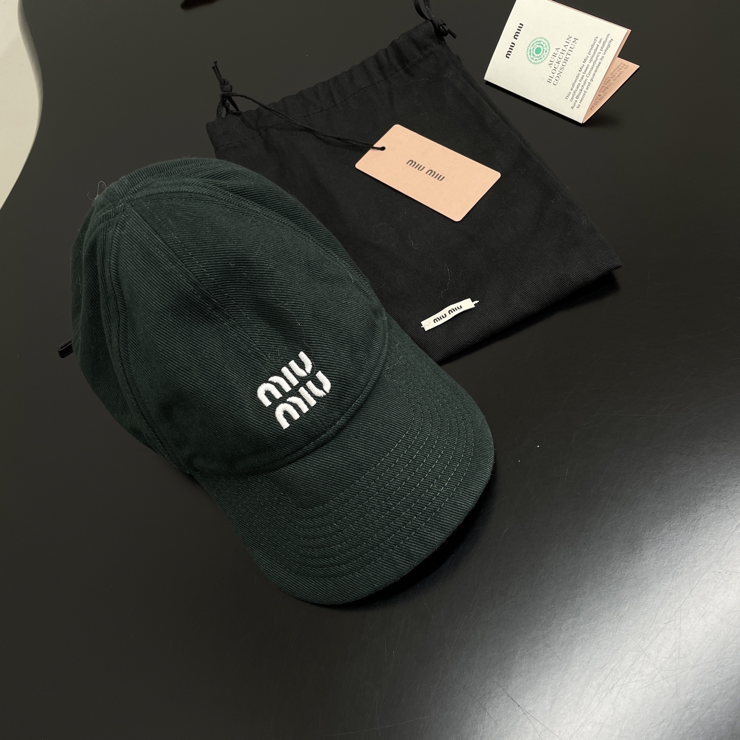 𝑚𝑖𝑢～25新品丹宁牛仔棒球帽
这款运动风格棒球帽选用丹宁牛仔打造
点缀着Miu徽标刺绣
后抽绳设计
男