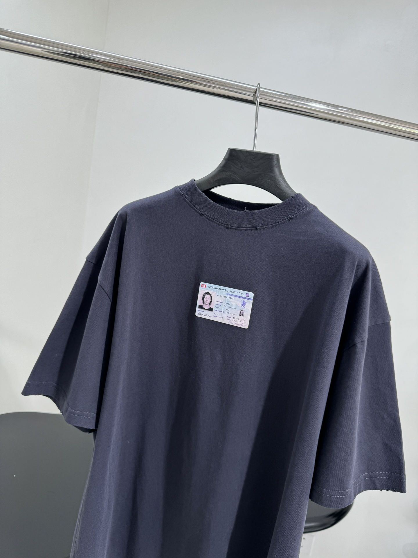 𝐵𝑎𝑙𝑒𝑛𝑐𝑖𝑎𝑔*早春新品身份证🪪大廓形印花T恤
水洗黑色圆筒平纹针织面料
正面饰以身份证烫画图案装饰