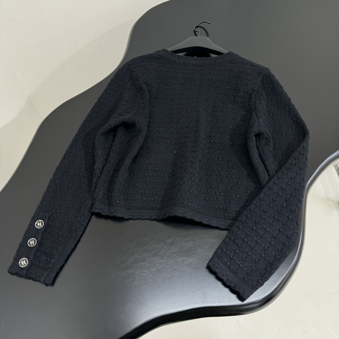 小香早春新品羊毛开衫
经典小香版型
全副钩花图案
独特小香纽扣
四个前袋设计
弹力版型
推荐入手
𝙘𝙤𝙡