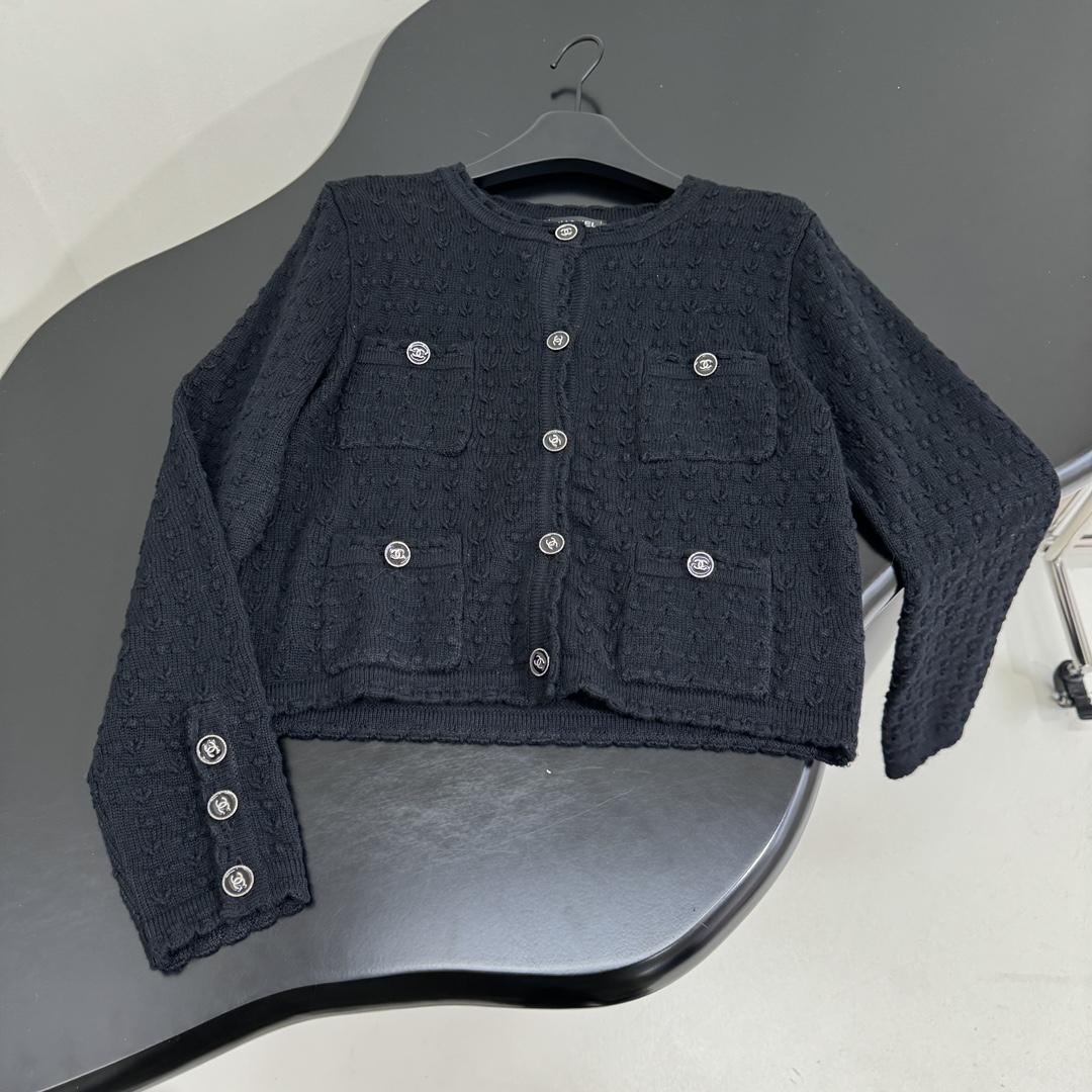 小香早春新品羊毛开衫
经典小香版型
全副钩花图案
独特小香纽扣
四个前袋设计
弹力版型
推荐入手
𝙘𝙤𝙡