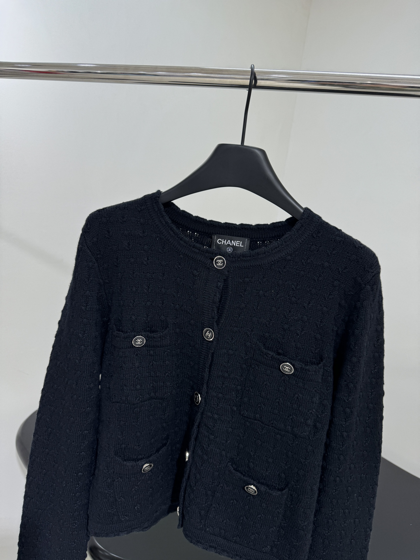 小香早春新品羊毛开衫
经典小香版型
全副钩花图案
独特小香纽扣
四个前袋设计
弹力版型
推荐入手
𝙘𝙤𝙡