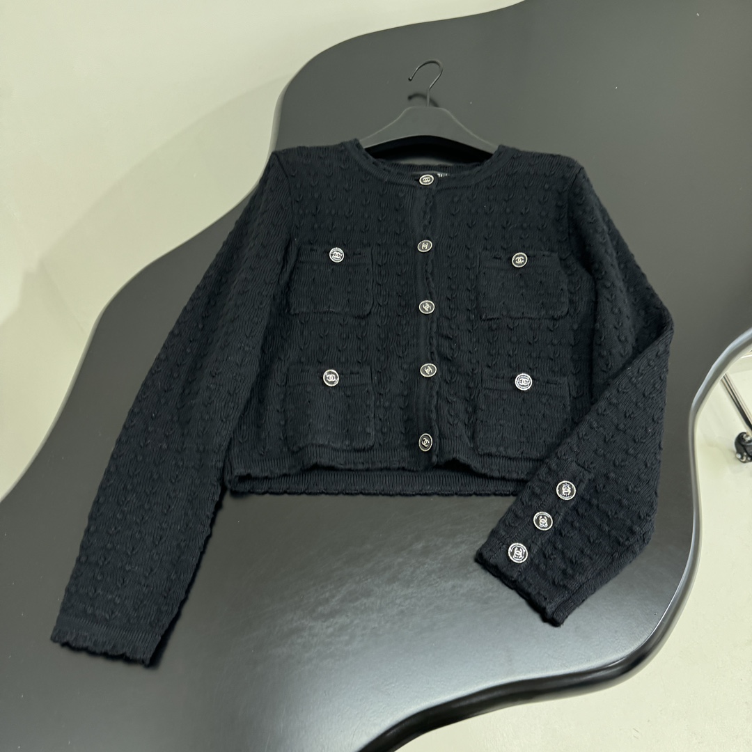 小香早春新品羊毛开衫
经典小香版型
全副钩花图案
独特小香纽扣
四个前袋设计
弹力版型
推荐入手
𝙘𝙤𝙡
