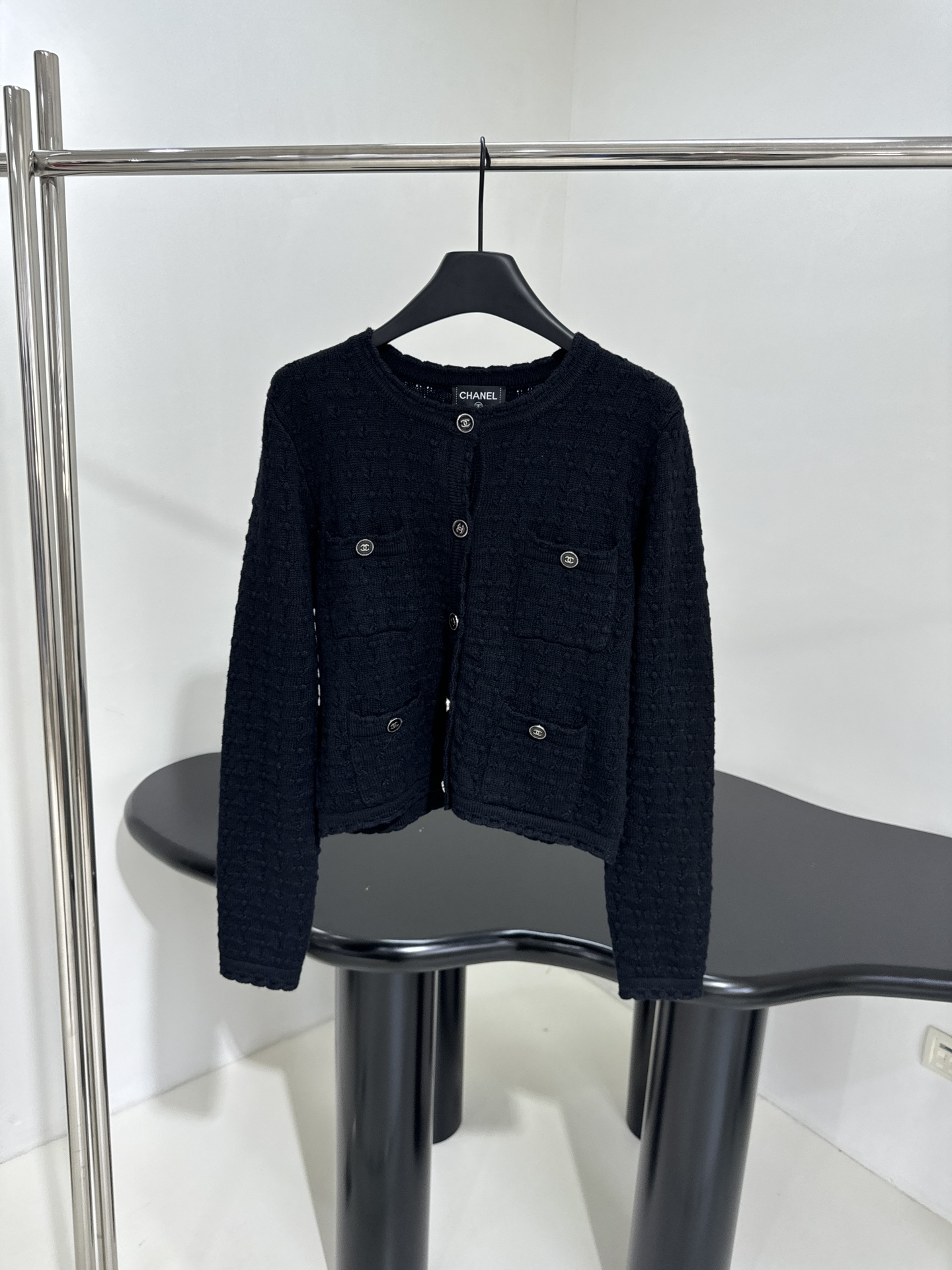 小香早春新品羊毛开衫
经典小香版型
全副钩花图案
独特小香纽扣
四个前袋设计
弹力版型
推荐入手
𝙘𝙤𝙡