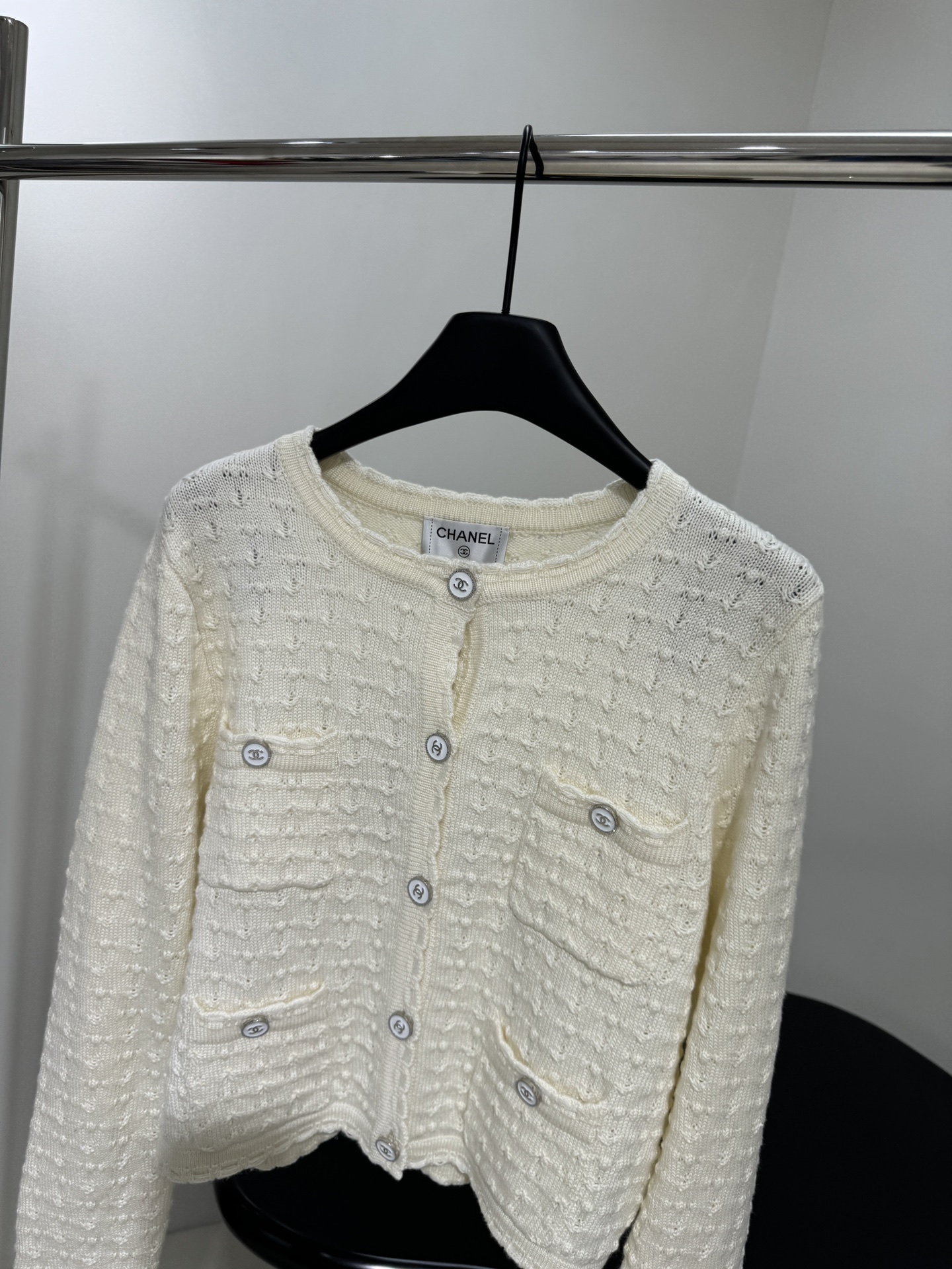 小香早春新品羊毛开衫
经典小香版型
全副钩花图案
独特小香纽扣
四个前袋设计
弹力版型
推荐入手
𝙘𝙤𝙡