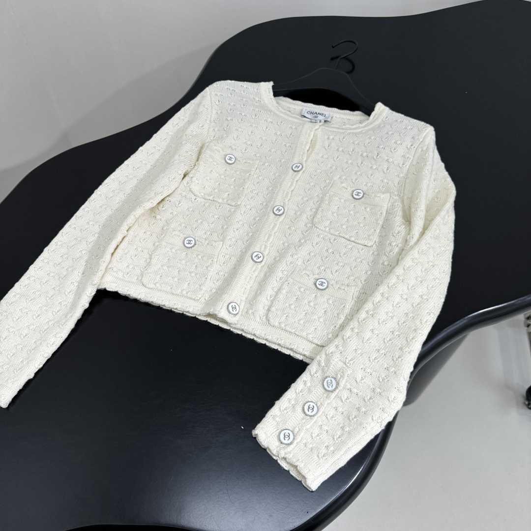小香早春新品羊毛开衫
经典小香版型
全副钩花图案
独特小香纽扣
四个前袋设计
弹力版型
推荐入手
𝙘𝙤𝙡