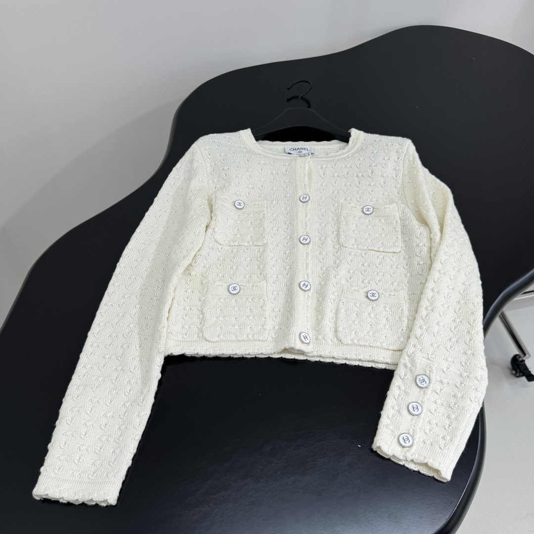 小香早春新品羊毛开衫
经典小香版型
全副钩花图案
独特小香纽扣
四个前袋设计
弹力版型
推荐入手
𝙘𝙤𝙡