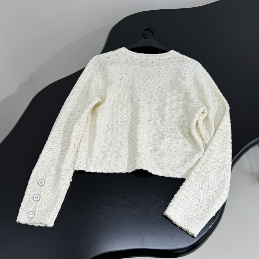小香早春新品羊毛开衫
经典小香版型
全副钩花图案
独特小香纽扣
四个前袋设计
弹力版型
推荐入手
𝙘𝙤𝙡