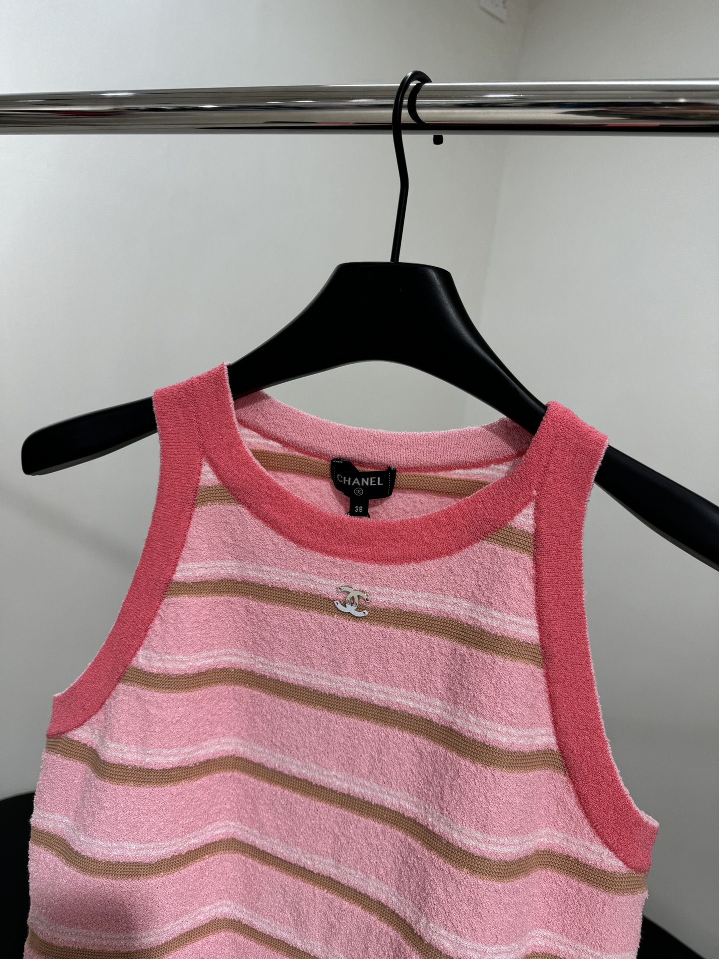 小香早春新品羊毛背心
定织定染纱线
撞色条纹图案
减龄工字背心
可以穿一整个夏天
推荐入手
𝙘𝙤𝙡𝙤𝙧：