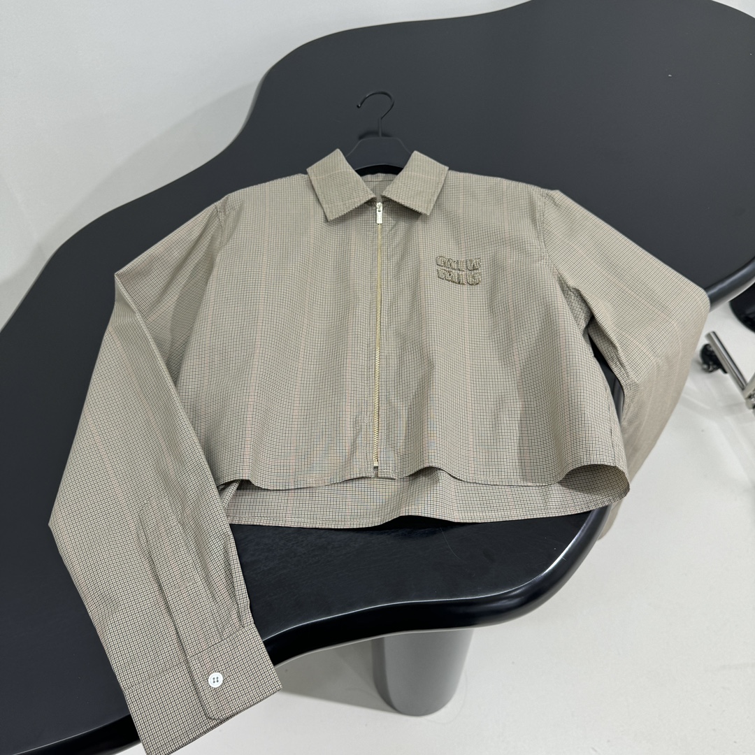 𝑚𝑖𝑢～25早春新品格纹衬衫
经典棉质格纹衬衫
饰有品牌标识徽标刺绣
翻领衬衫领口
直筒版型
拉链开合
