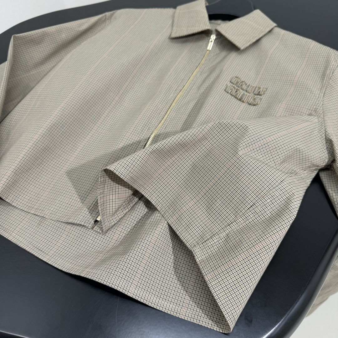 𝑚𝑖𝑢～25早春新品格纹衬衫
经典棉质格纹衬衫
饰有品牌标识徽标刺绣
翻领衬衫领口
直筒版型
拉链开合
